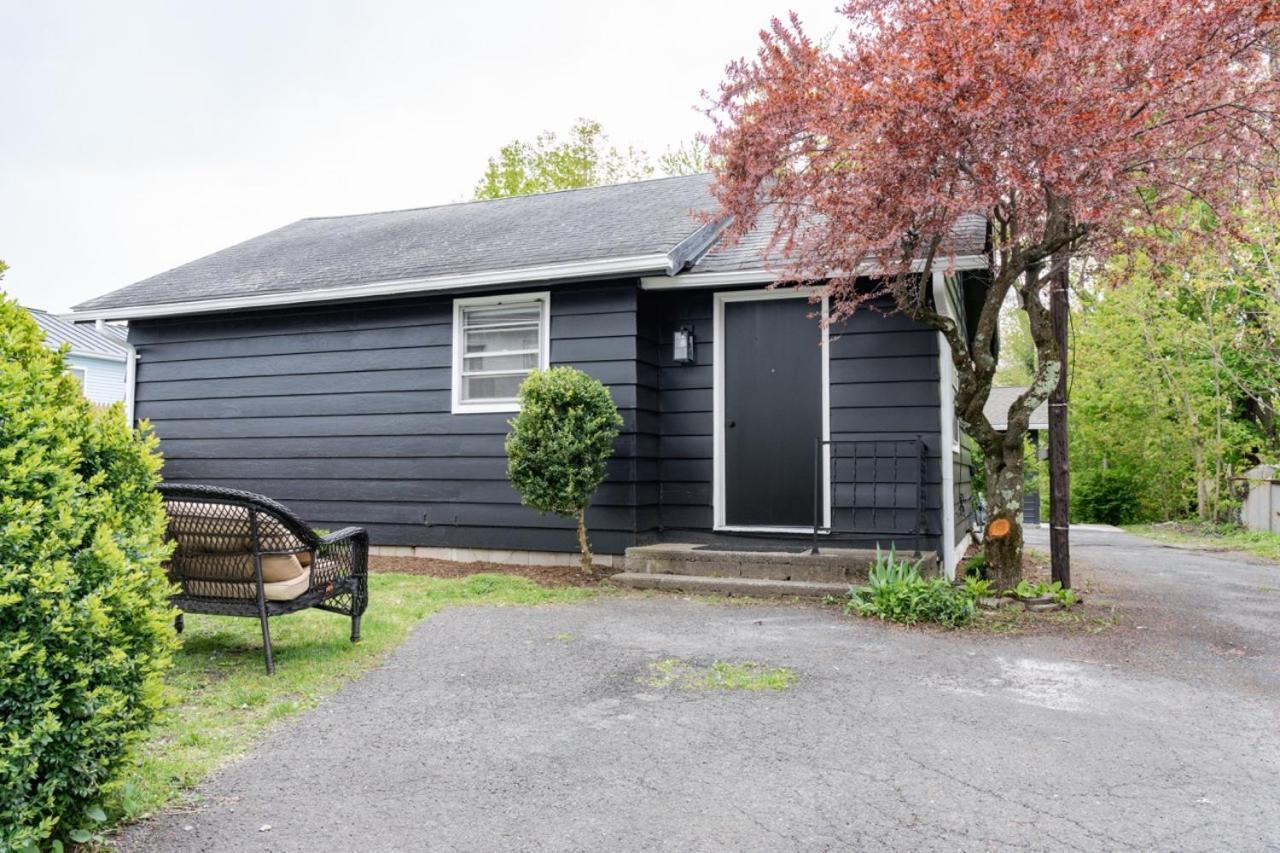 Retro Retreat Renovated 2Br, Desk, No Chore List! Kingston Esterno foto